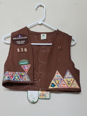 VTG Girl Scouts Brown Vest with Merit Patch Accents.  Size Medium